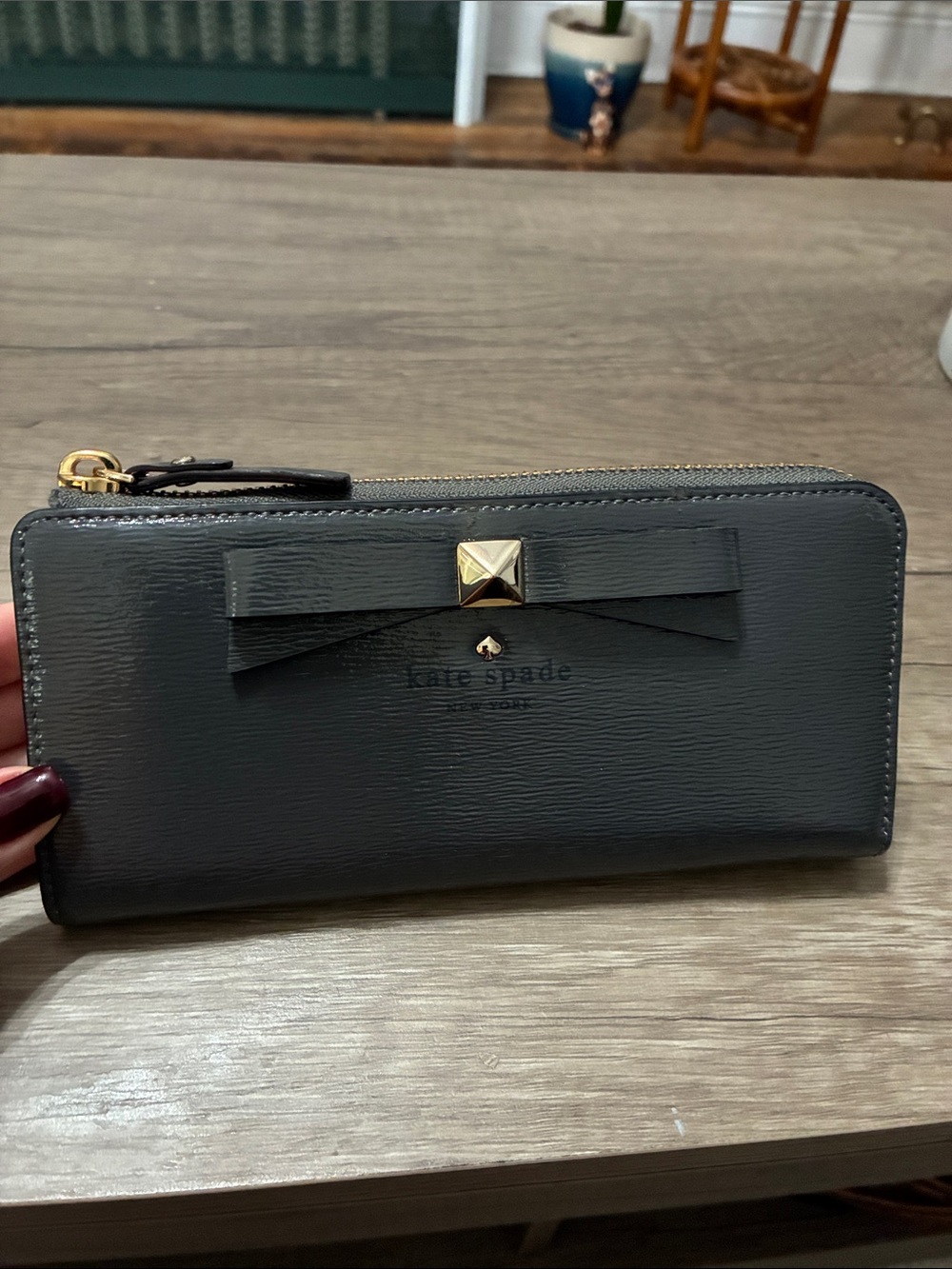 kate spade Gray Bow Zip-Around Wallet with Gold Stud New